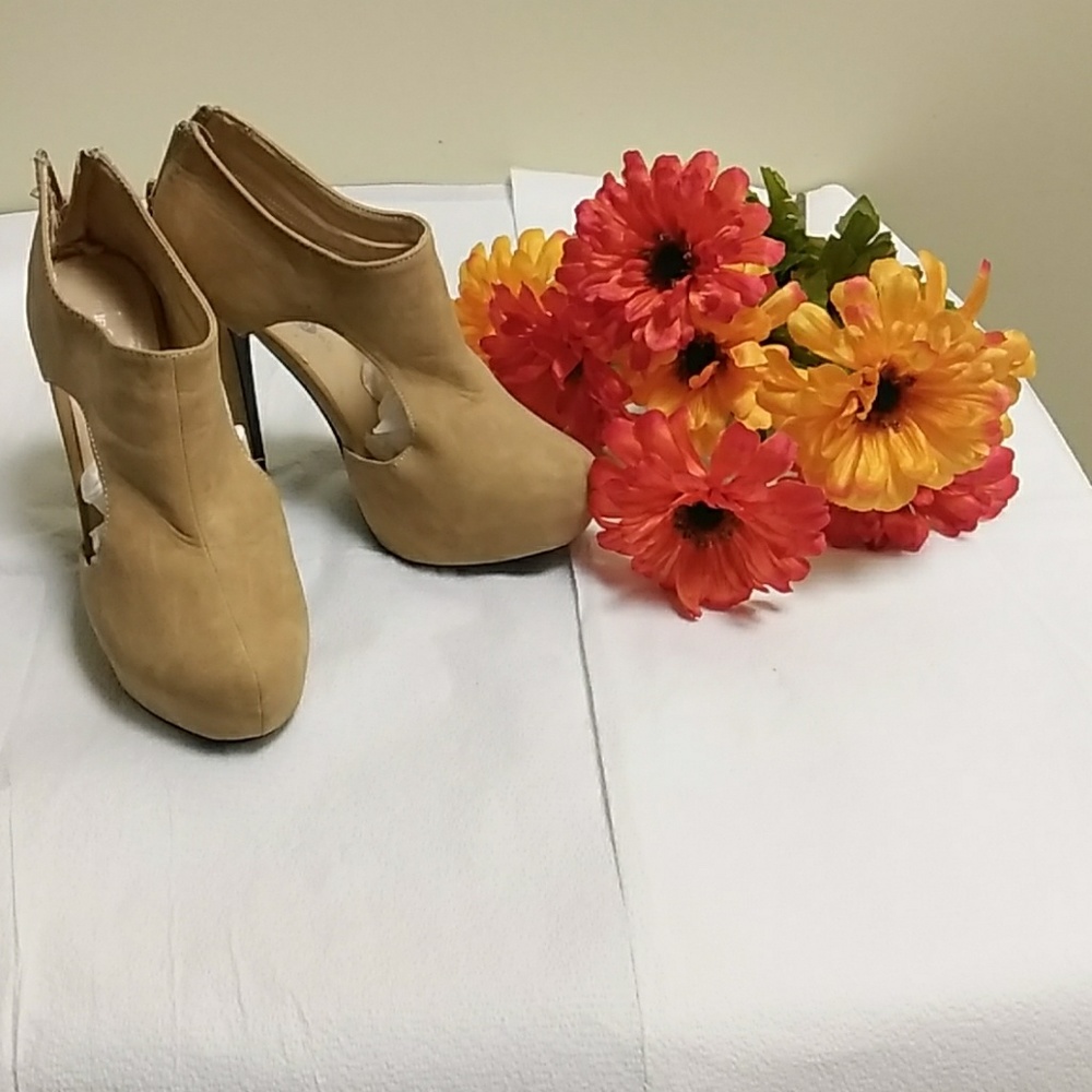 Shoes - Picture 1 of 8